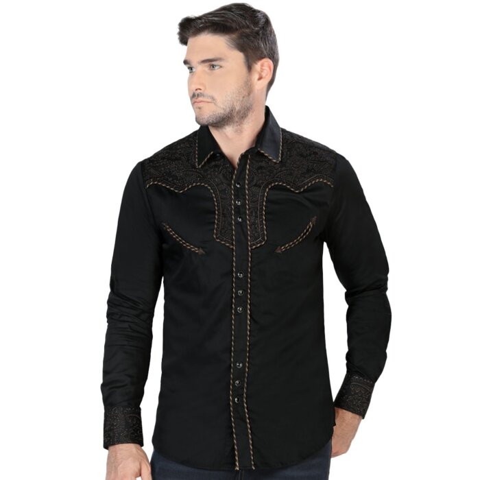 Modelo usando la Camisa Vaquera Bordada Negra para Hombre - Lamasini 2203, destacando el intrincado bordado dorado y el frente con botones de broche.