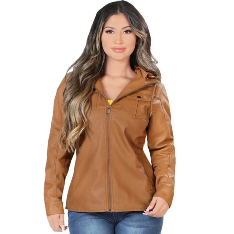 Mujer vistiendo la chamarra Danesi 4040 Camel de piel sintética, vista frontal