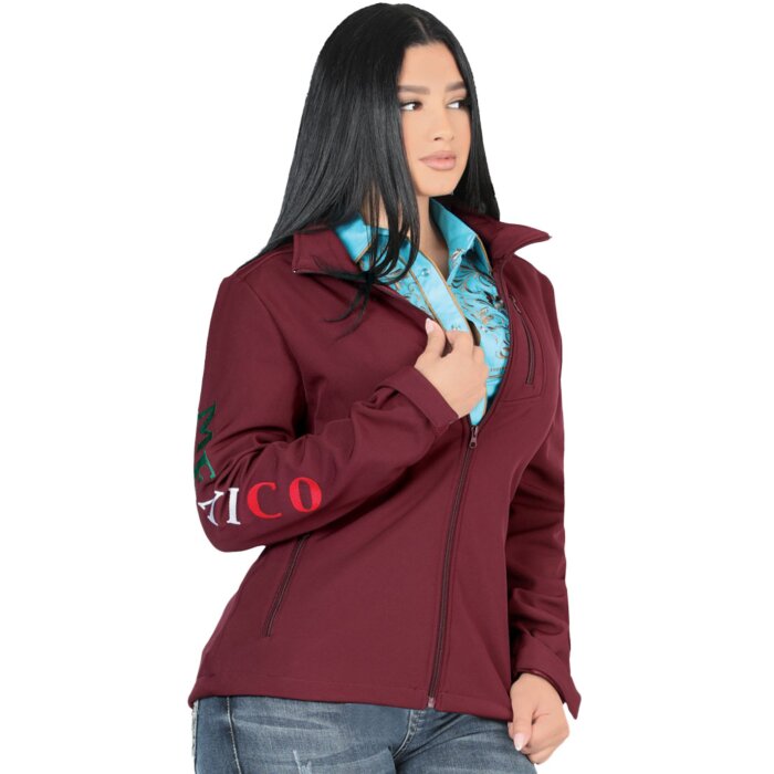 Mujer con chamarra softshell "México" color vino, vista lateral.