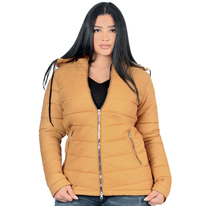 Mujer Latina Luciendo Chamarra Color Camel Con Cremallera Y Capucha Removible