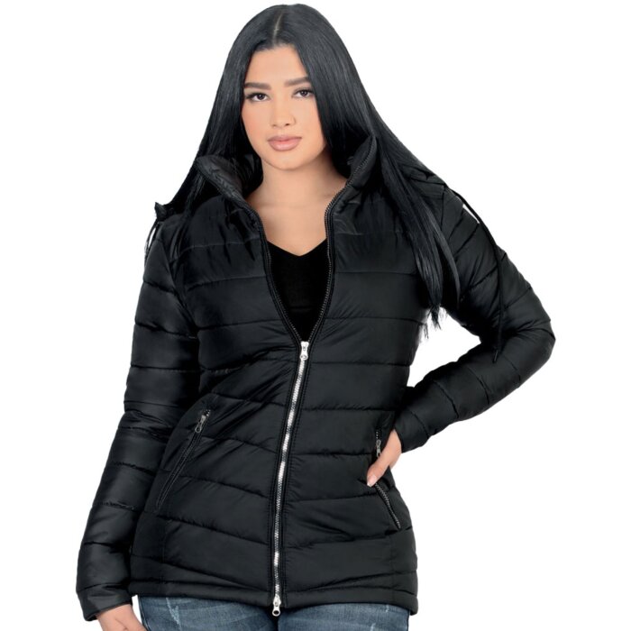 Mujer Latina Luciendo Chamarra Color Negro Con Cremallera Y Capucha Removible