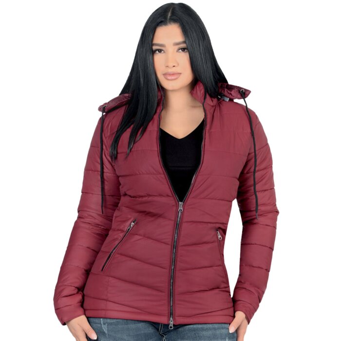 Mujer Latina Luciendo Chamarra Color Vino Con Cremallera Y Capucha Removible