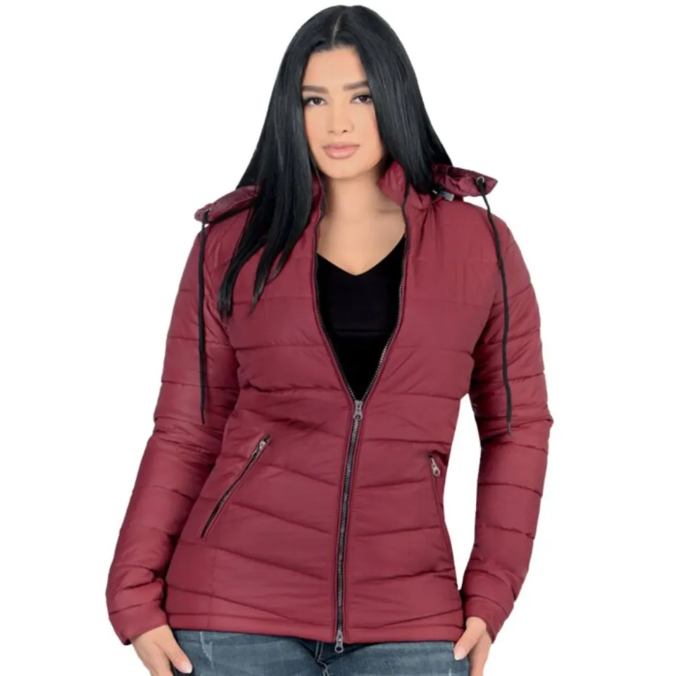 Mujer Latina Luciendo Chamarra Color Vino Con Cremallera Y Capucha Removible