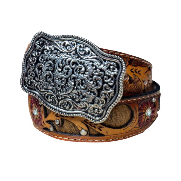 Cinturón vaquero café para mujer con diseño floral en cuero, acentos de pelo de res, y hebilla plateada grabada de White Diamonds.