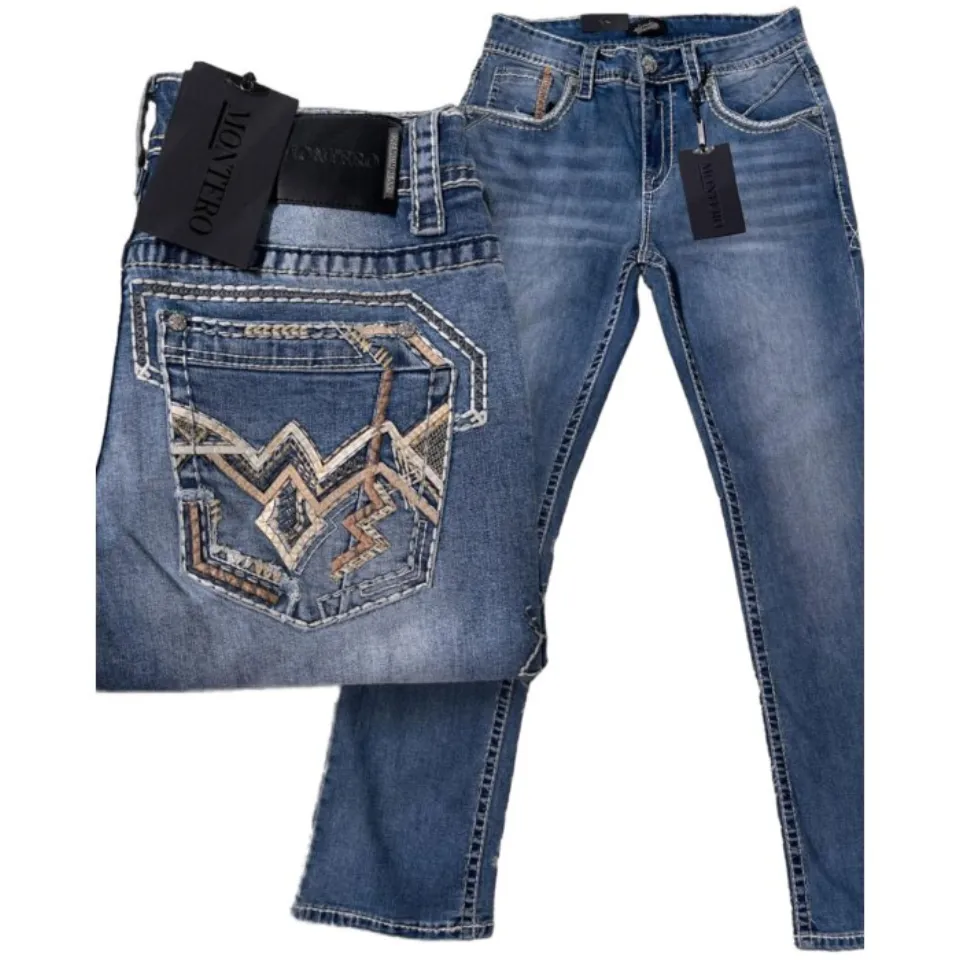 Jeans azul claro con corte moderno y bordado geométrico audaz en los bolsillos traseros para hombre, Montero 4623.