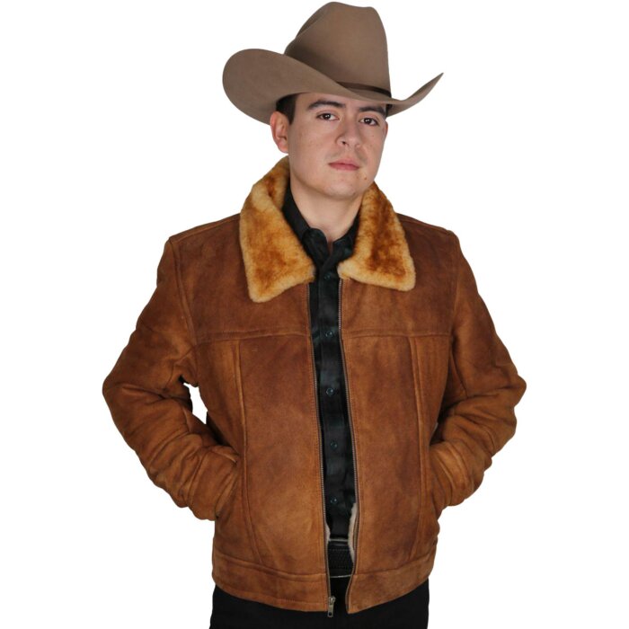 Hombre con chamarra de piel de borrego WD 11-2011, manos en los bolsillos