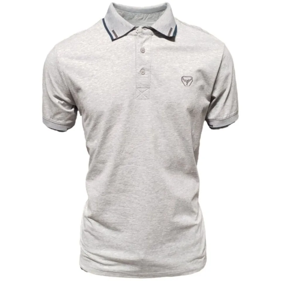 Camisa polo gris para caballero con detalles sutiles de rayas en el cuello, confeccionada en mezcla ligera de algodón y poliéster por Lamasini.