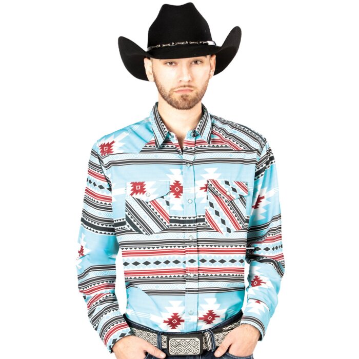 Hombre con camisa vaquera azul, diseño geométrico estilo South Western y una Texana negra.
