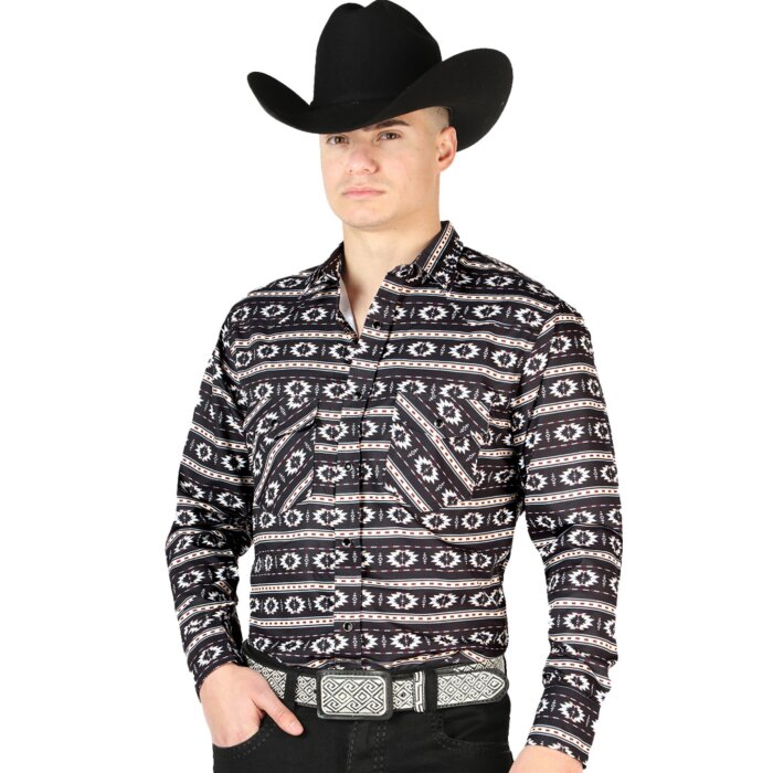Hombre con camisa vaquera gris de manga larga, diseño geométrico tribal llamativo y una Texana negra.