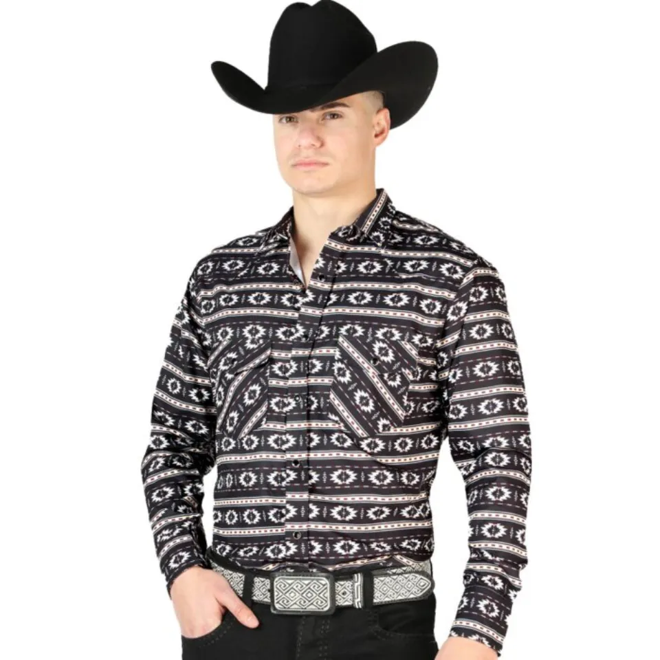 Hombre con camisa vaquera gris de manga larga, diseño geométrico tribal llamativo y una Texana negra.