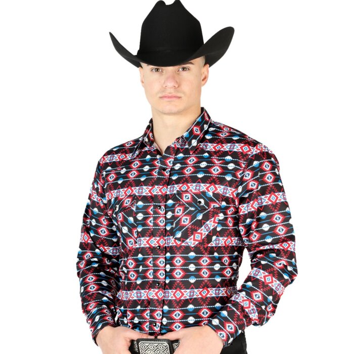 Hombre usando una camisa vaquera roja de manga larga con estampado geométrico inspirado en el desierto y sombrero Texano negro.
