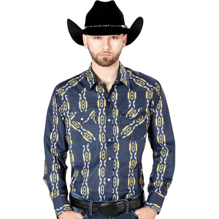 Hombre con camisa vaquera azul marino, diseño geométrico Ikat llamativo y una Texana negra.