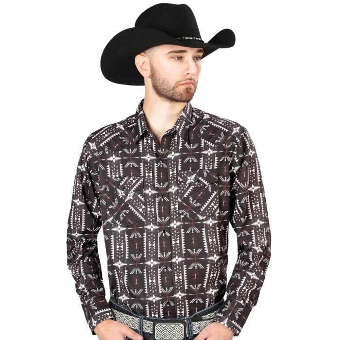 Hombre con camisa Western negra, diseño geométrico estilo Southwestern y una Texana negra.