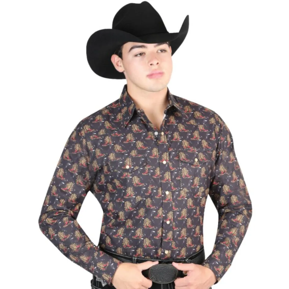 Hombre con camisa Western negra, estampado de botas vaqueras y una Texana negra.
