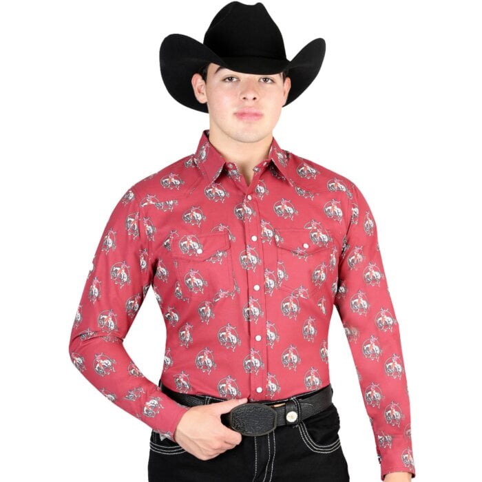 Hombre con camisa Western roja, estampado de rodeo y una Texana negra.