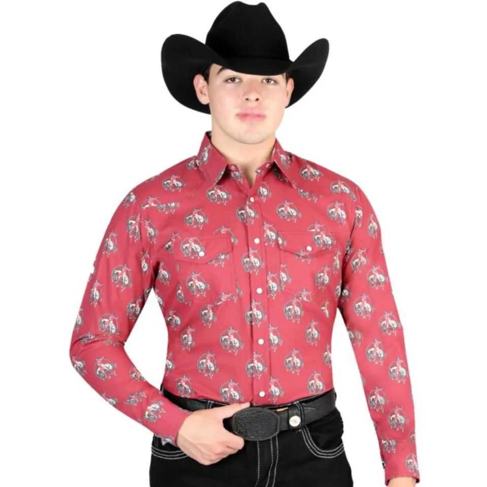 Hombre con camisa Western roja, estampado de rodeo y una Texana negra.