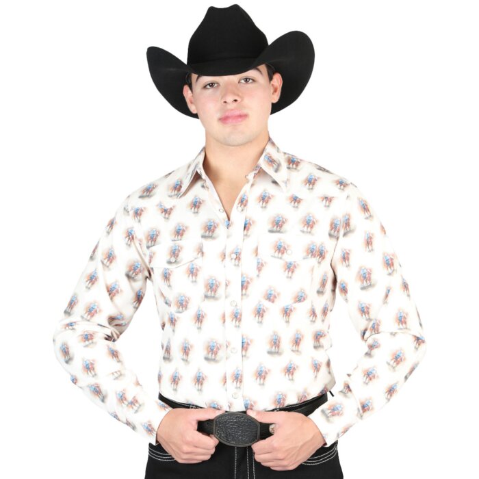 Hombre con camisa Western café, estampado de jinete vaquero y una Texana negra.