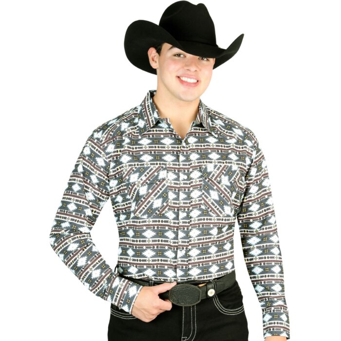 Hombre sonriendo con camisa Southwestern verde con patrones tribales y un sombrero vaquero