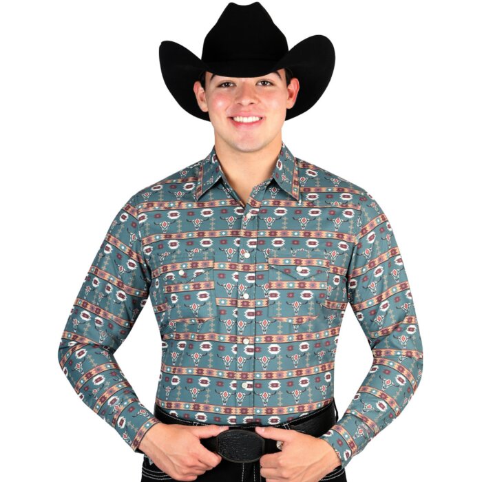 Hombre con camisa Western verde oscuro, estampado Southwestern y motivos de longhorn, combinada con una Texana negra.