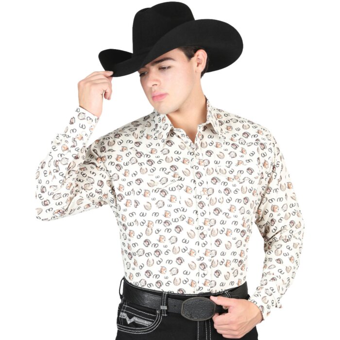 Hombre con camisa Western beige, estampado de herraduras y una Texana negra.