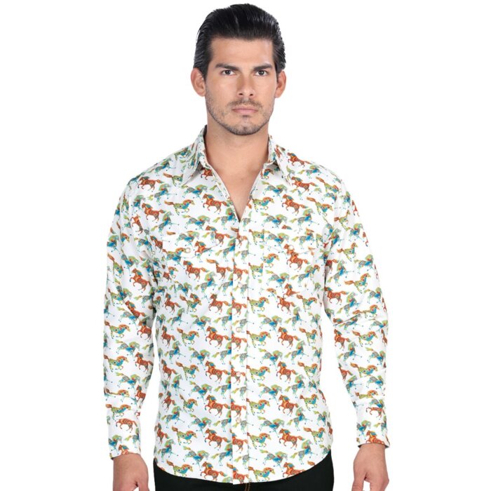 Hombre con camisa Western blanca, estampado de caballos multicolor.