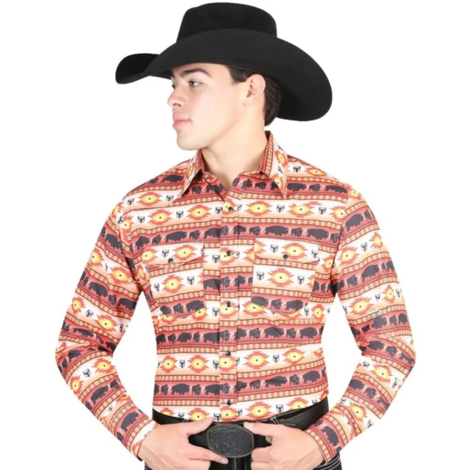 Hombre con camisa Western naranja, estampado de búfalo y diseño Southwestern, combinado con una Texana negra.