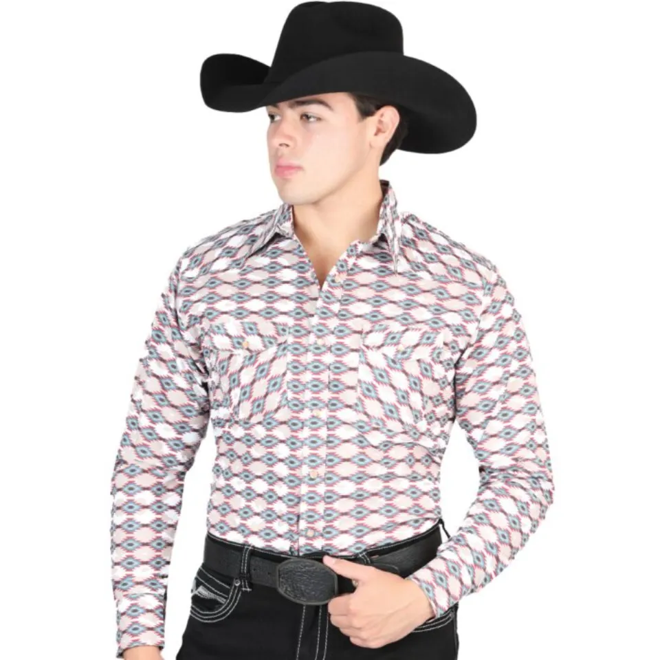 Hombre con camisa Western caqui, patrones de diamantes y sombrero vaquero negro.