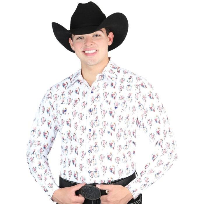 Hombre con camisa Western blanca, estampado de vaqueros y una Texana negra.