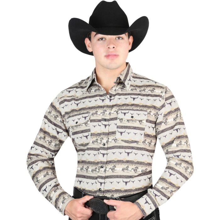 Hombre con camisa Western café, estampado de escenas de rancho y una Texana negra.
