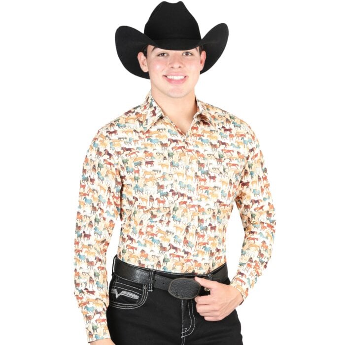 Hombre con camisa Western khaki, estampado de caballos y una Texana negra.