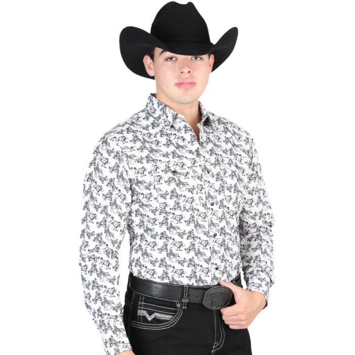 Hombre con camisa Western gris, estampado de caballo bronco en negro y una Texana negra.