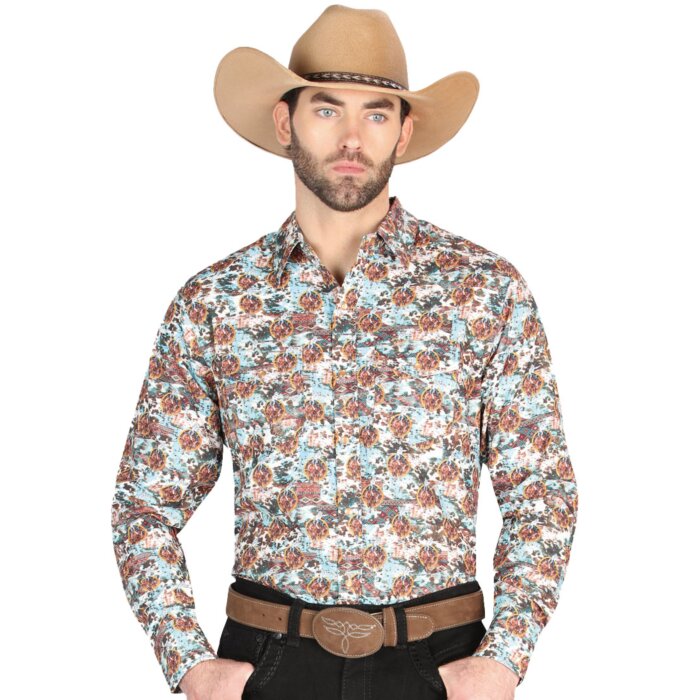 Hombre con camisa Western café, estampado floral rústico y una Texana beige.