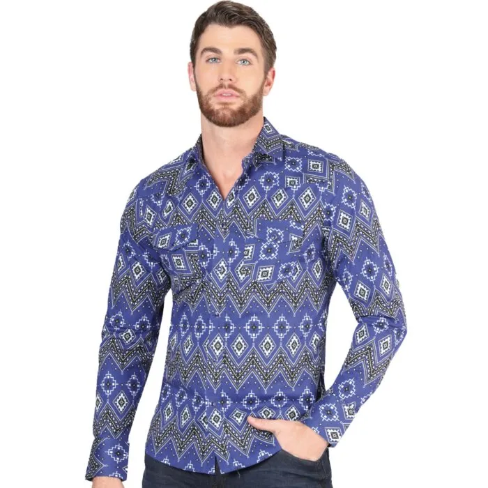 Hombre usando una camisa Western azul con patrones geométricos llamativos y un estilo vaquero clásico.