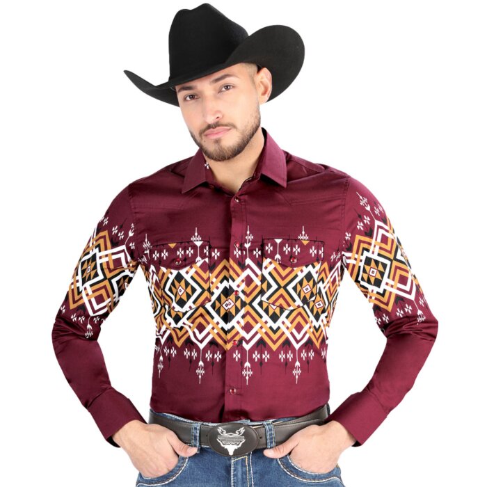 Hombre usando una camisa Western en color vino con patrones geométricos llamativos y cierre de botones de presión, opción para niños disponible.