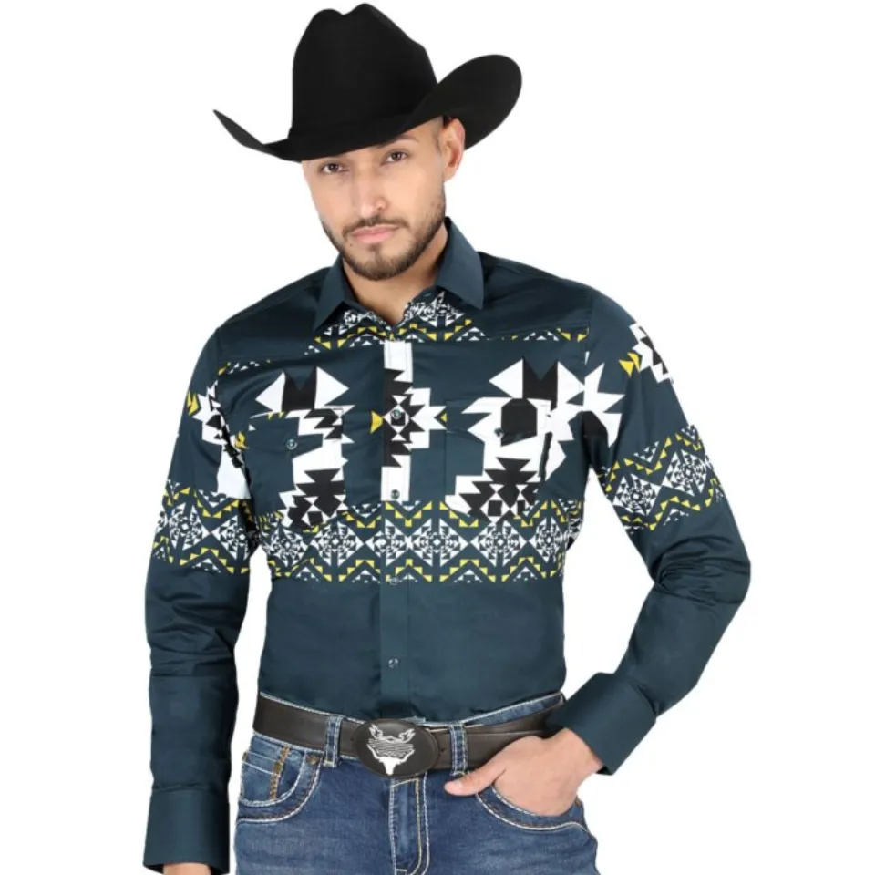 Hombre usando una camisa vaquera color teal con patrones geométricos llamativos y cierre de botones de presión, ideal para looks Western.