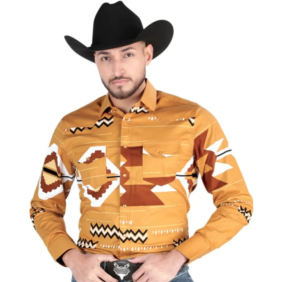Hombre usando una camisa vaquera en color taupe con patrones geométricos llamativos y cierre de botones de presión, ideal para un estilo cowboy moderno.