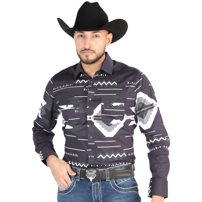 Hombre usando una camisa vaquera negra con patrones geométricos en gris y blanco, cierre de botones de presión, ideal para un estilo cowboy moderno.