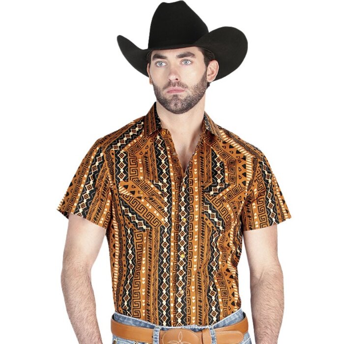 Hombre usando una camisa vaquera de manga corta en color mostaza con diseño estilo azteca y cierre de botones de presión.