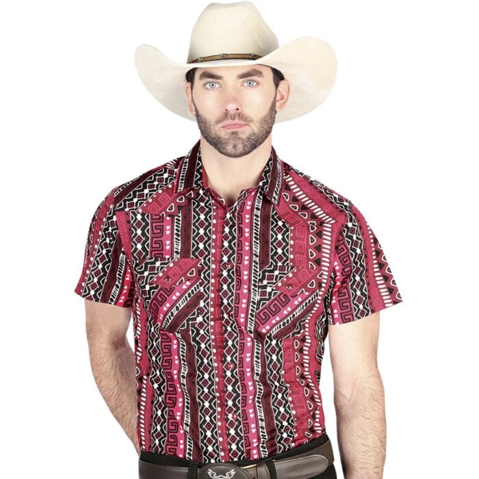 Hombre usando una camisa vaquera de manga corta en color vino con diseño estilo azteca y cierre de botones de presión.