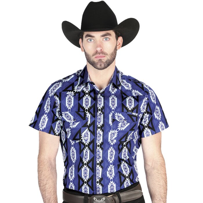Hombre usando una camisa vaquera de manga corta en azul marino con patrones geométricos llamativos y cierre de botones de presión.