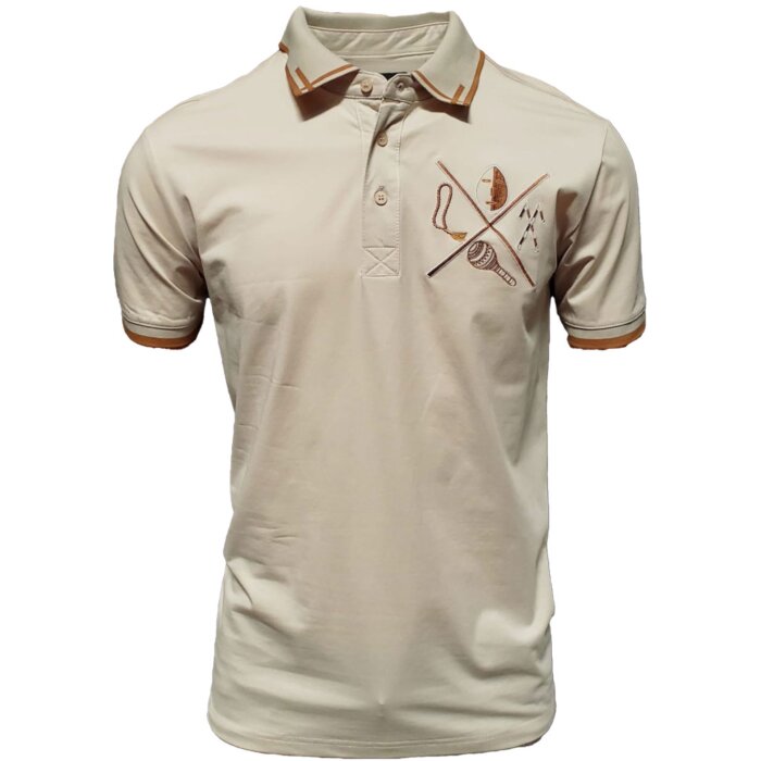 Camisa polo beige para caballero con bordado tribal de armas cruzadas, confeccionada en una mezcla transpirable de algodón y poliéster por Montero.