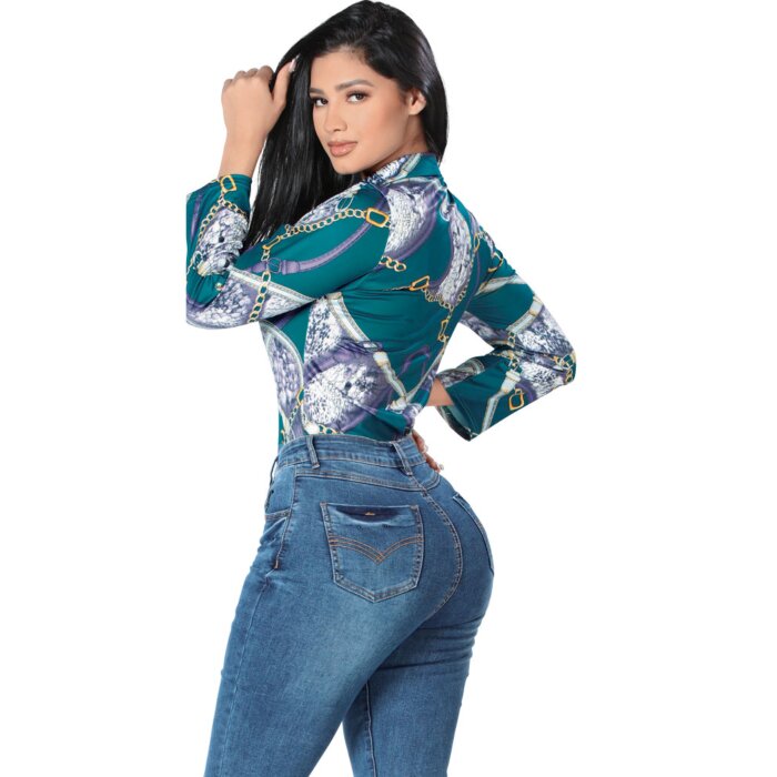 Mujer luciendo pantalón de mezclilla stretch de perfil
