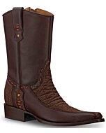 Botas vaqueras de tacón y punta afilada. Cuenta con cortes en diferentes texturas de piel, pespunte decorativo y azaderas.