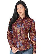 Mujer Latina de frente luciendo blus vaquera estampada color vino.