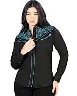 Mujer de pelo negro luciendo blusa vaquera color negro con bordado teal en el frente, botonadura de broche.