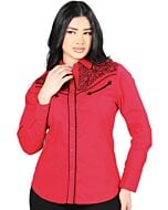 Mujer de pelo negro luciendo blusa vaquera color rojo con bordado negro en el frente, botonadura de broche.