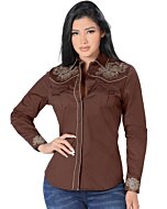 Mujer de pelo negro luciendo blusa vaquera color Café con bordado y vivos beige, botonadura de broche.