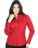 Mujer de pelo negro luciendo blusa vaquera color vino con vivos soga multicolor.