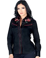 Mujer de pelo negro luciendo blusa vaquera color negro con vivos rojos y bordado de rosas rojas cerca de los hombros.