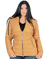 Mujer Latina Luciendo Chamarra Color Camel Con Cremallera Y Capucha Removible